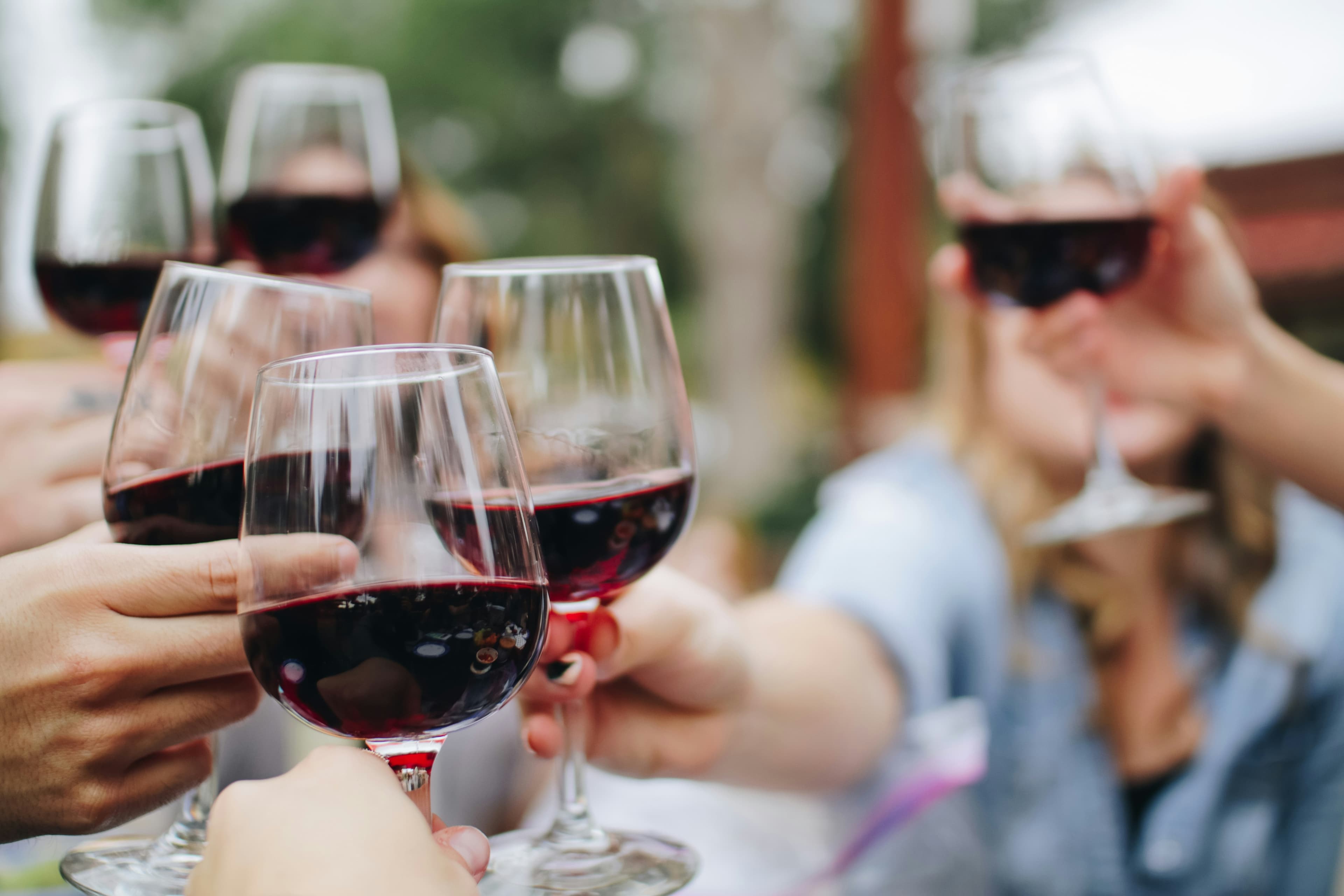 Bebidas alcoólicas e GLP-1: o que você precisa saber antes de beber